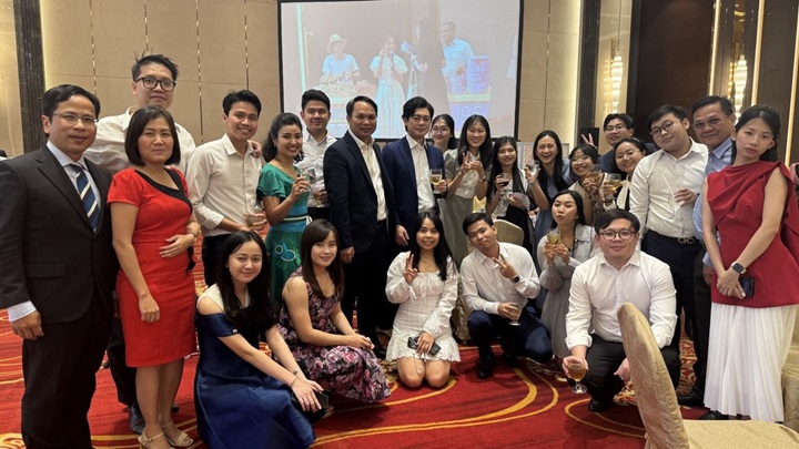 写真：相場客員研究員がJICA専門家として常駐しているカンボジア中央銀行で共に活動する職員たち