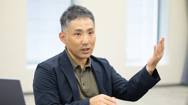 写真：さまざまなデータからODAについて研究する関西学院大学の西立野修平教授
