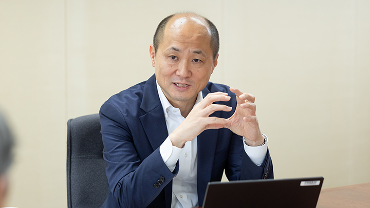 写真：学部生時代に苅谷客員研究員のもとで学んだ木村出JICA特命審議役