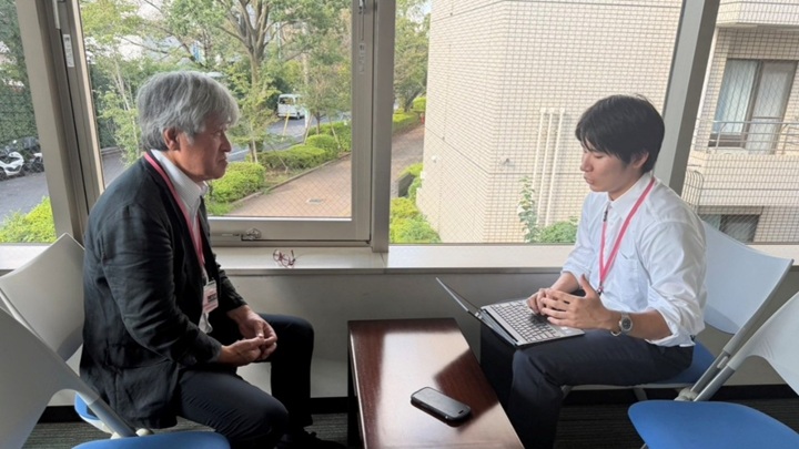 写真：選挙制度実務研究会の清水大資理事（左）にインタビューをする著者