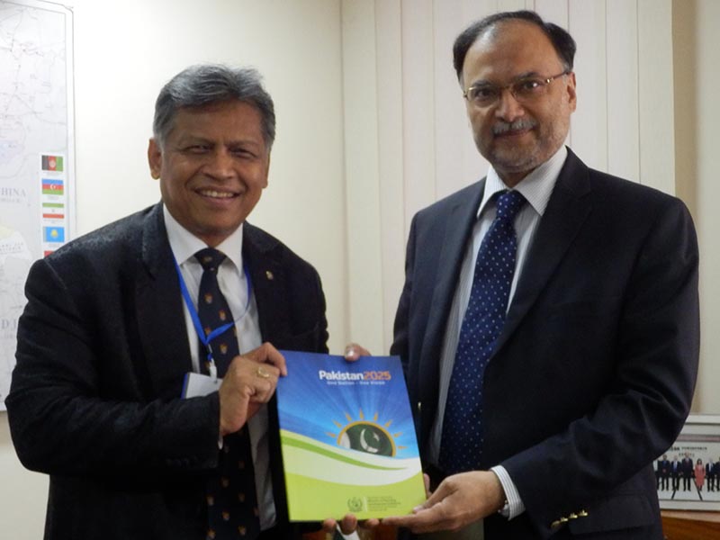 ★Ahsan Iqbal計画開発大臣よりvision2025の贈呈を受けるピッスワン氏a.jpg