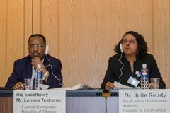エチオピア教育省のレンマ・テショメ副大臣（左）と南アフリカの技能認定機構のジュリー・レディー博士