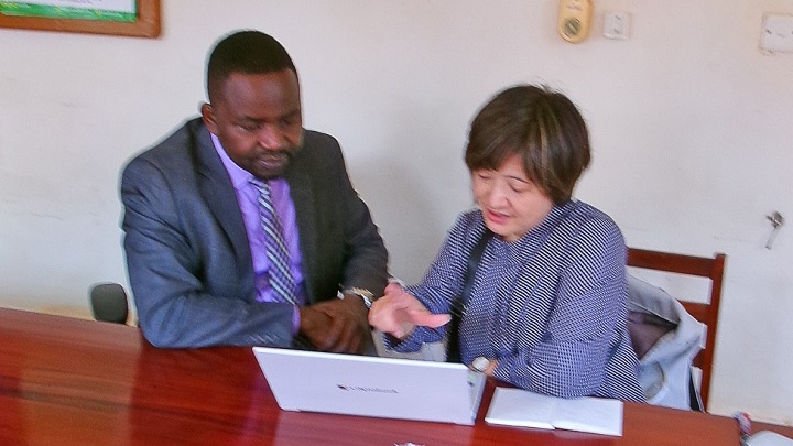 Komasawa Makiko (on the right) reports on the progress of the study to Dr. Richard Mugahi, Commissioner in Charge of Reproductive and Infant Health, Ministry of Health of Uganda.