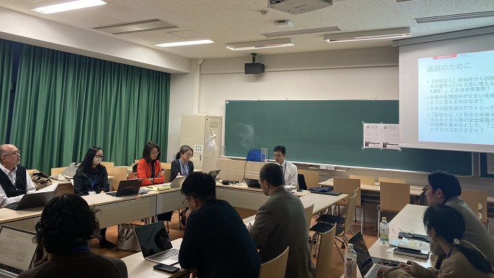 Participants discuss the relationship between human security and water resources.