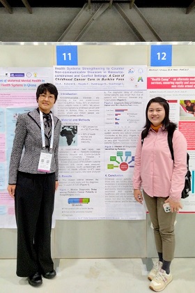 ポスター発表を行ったJICA緒方研究所の井田暁子研究員（左）