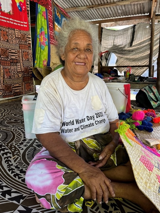 Photo:A woman making a traditional mat on Funafala Island, Funafuti Atoll. Due to the depopulation of outlying islands and the modernization of cities, very few people now possess such skills.