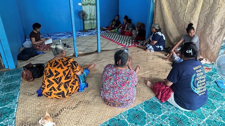 Photo:Research Fellow Noguchi Fumiko (back left) conducting a focus group discussion with nine local women in the Tuvaluan community in Fiji. In the community, second and third-generation Tuvaluans also live, and the Tuvaluan language, culture, and values are cherished.