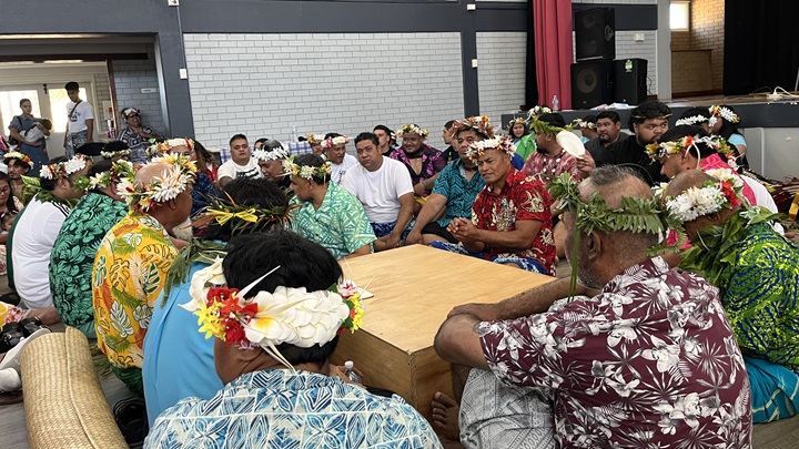 写真：ブリスベンでの独立記念行事で奏でられた伝統的な音楽演奏の様子。中心の男性が木の台を一緒に叩き、拍子をとる