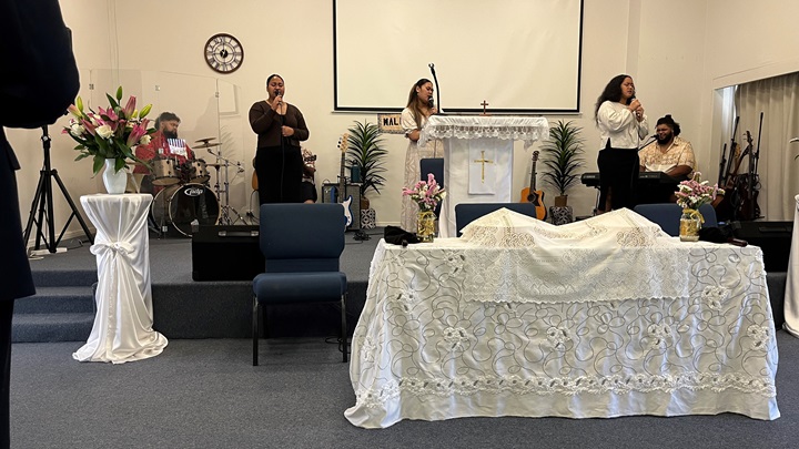 写真：ブリスベンのツバル人教会での礼拝では、ツバル語の曲を合唱する時間が多くとられていた