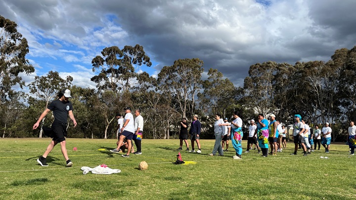 写真：メルボルンで開催されたスポーツデーで、ツバルの伝統的なゲーム「アノ」を楽しむ人びと