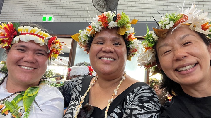 写真：ブリスベンの行事にて、祖国への思いや日々の生活の様子などを話してくれたツバルからの移民の人びとと野口研究員（右端）