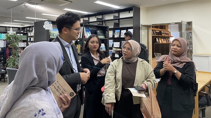 写真：BAPPENASからの代表団は、JICA緒方研究所が管理するJICA図書館も訪問