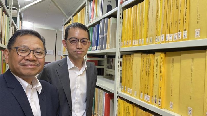 写真：Hanafi氏（左）が訪問したJICA図書館には、インドネシアに関する調査報告書も多数所蔵