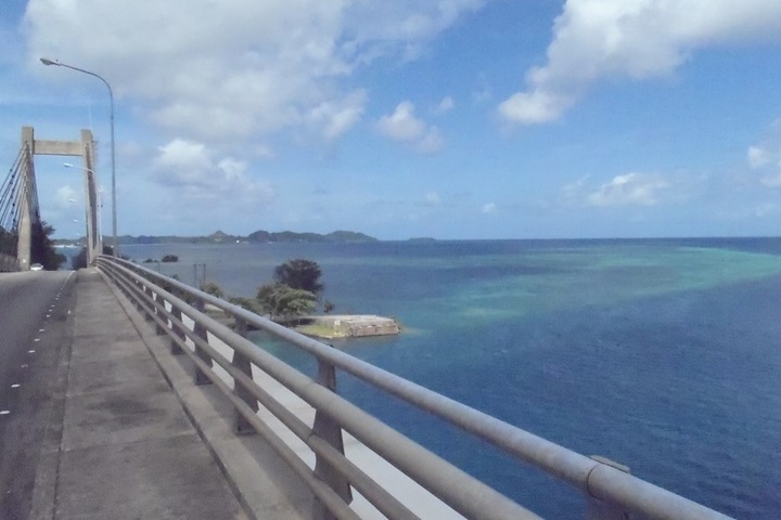 写真：日本のODAにより建設されたパラオのコロール島とバベルダオブ島を結ぶ「日本・パラオ友好の橋」（写真提供／JICA）