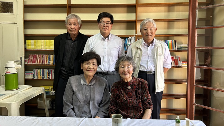 写真：インタビュー調査に協力いただいた工業移住者の方々（金谷さんご夫妻と大矢さんご夫妻）と田中研究員（後列中央）