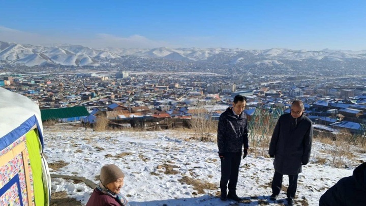 写真：モンゴルを訪問したJICA緒方研究所の峯研究所長（右端）