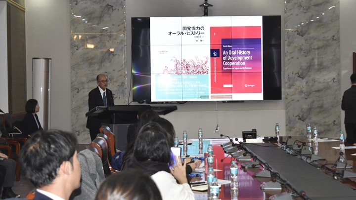 写真：特別講義を行ったJICA緒方研究所の峯陽一研究所長