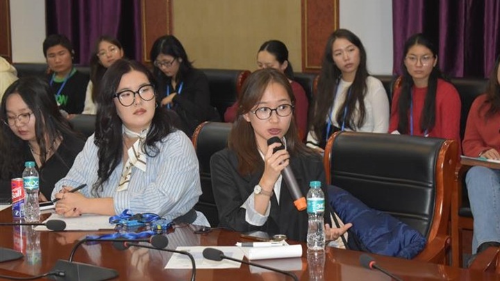 写真：特別講義に参加したモンゴル国立大学の学生ら