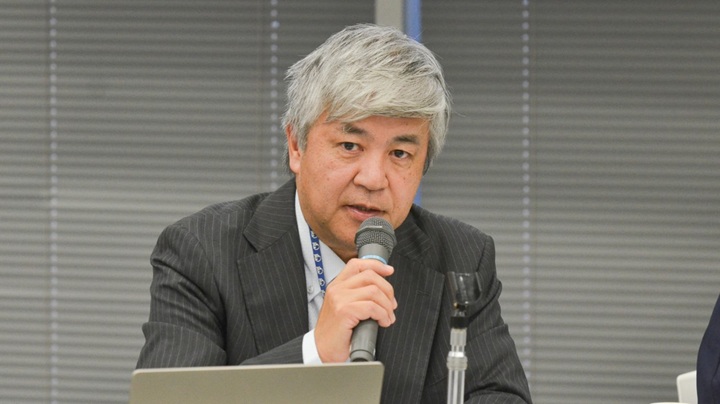 写真：モデレーターを務めた同書の著者の一人、JICAコスタリカの吉田憲所長