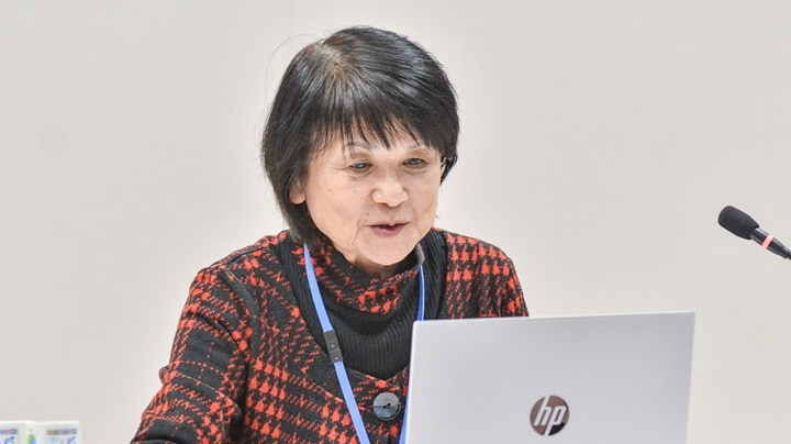 写真：本書の編者である政策研究大学院大学（National Graduate Institute for Policy Studies: GRIPS）の大野泉名誉教授が書籍について概説