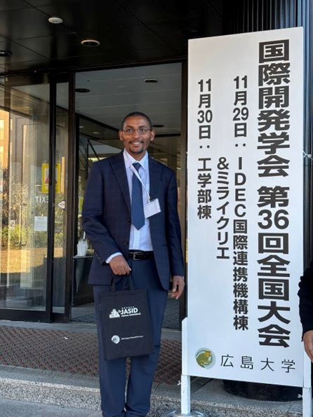 写真：九州大学大学院農業資源経済学専攻のアスミロ・アベジェ・フィカド氏
