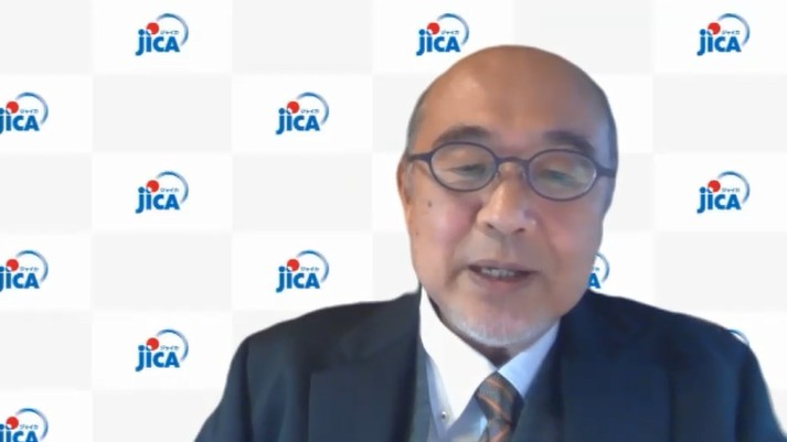 写真：開会のあいさつを述べたJICA緒方研究所の峯陽一研究所長