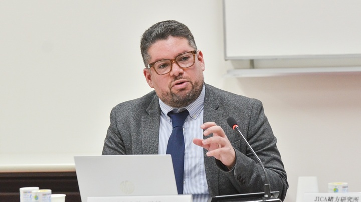 写真：同書の編者を務めた上智大学のグスターボ・メイレレス助教