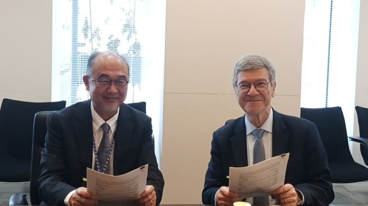 写真：JICA緒方研究所の峯陽一研究所長（左）とSDSNのジェフリー・サックス会長
