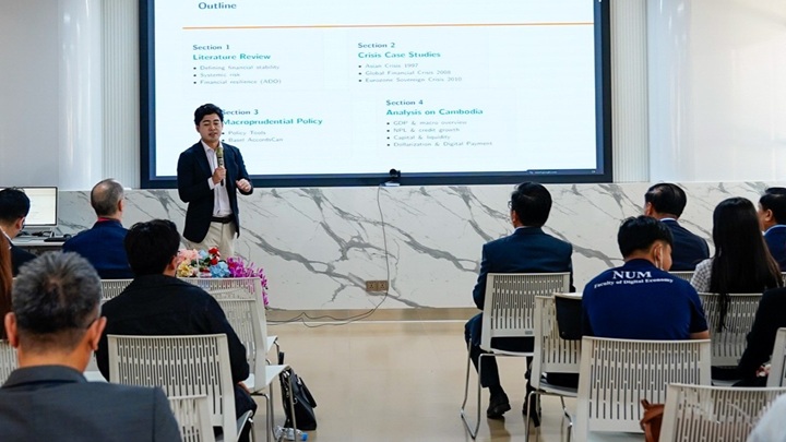 写真：発表したJICA緒方研究所の相場大樹客員研究員（写真：The Council for the Development of Cambodia & National University of Management）
