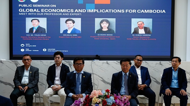 写真：カンボジア国立マネジメント大学での公開セミナー「世界経済の行方とカンボジアへの示唆」の登壇者ら（写真：The Council for the Development of Cambodia & National University of Management）