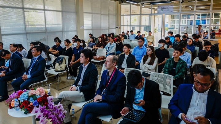 写真：カンボジア国立マネジメント大学での参加者ら（写真：The Council for the Development of Cambodia & National University of Management）