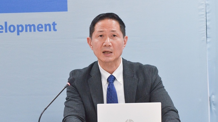 写真：ディスカッションに参加した早稲田大学政治経済学術院の戸堂康之教授