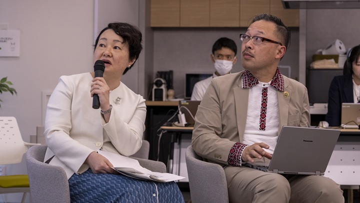 写真：発表したJICA緒方貞子平和開発研究所の亀井温子副所長（左）