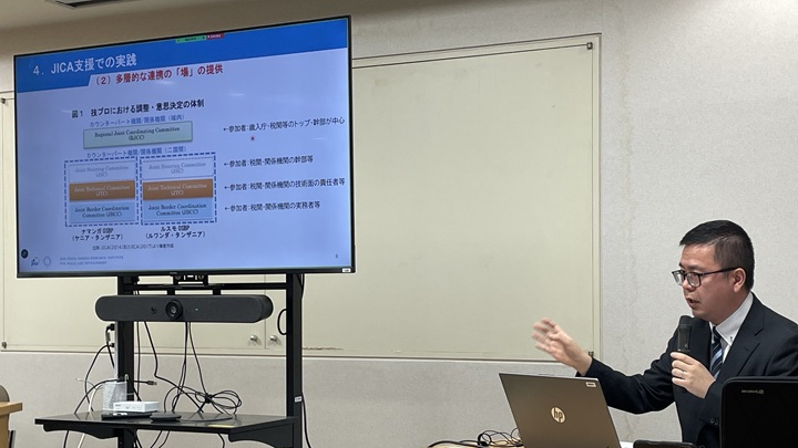 写真：JICAによる東部アフリカでの貿易円滑化支援について発表したJICA緒方貞子平和開発研究所の根岸精一上席研究員