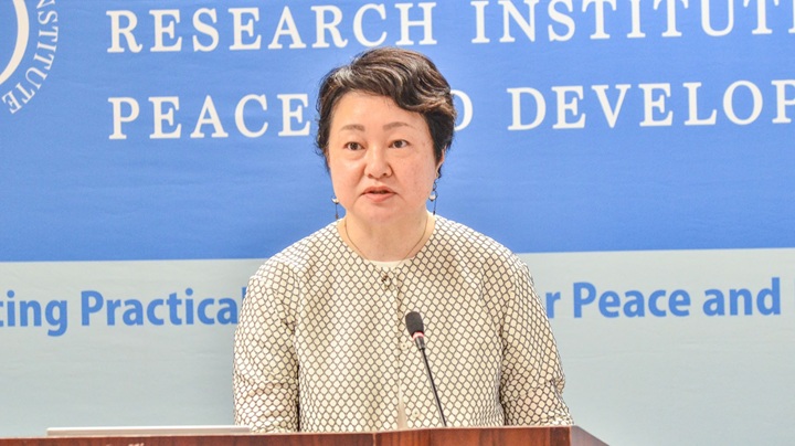写真：開会のあいさつを行ったJICA緒方研究所の亀井温子副所長