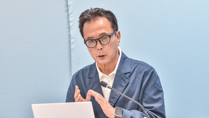 写真：「みんなの学校」プロジェクト総括アドバイザーである原雅裕氏が書籍を紹介