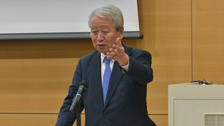 写真：閉会のあいさつを行ったJICAの田中明彦理事長
