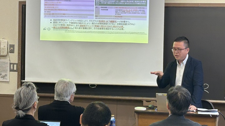 写真： 根岸精一上席研究員