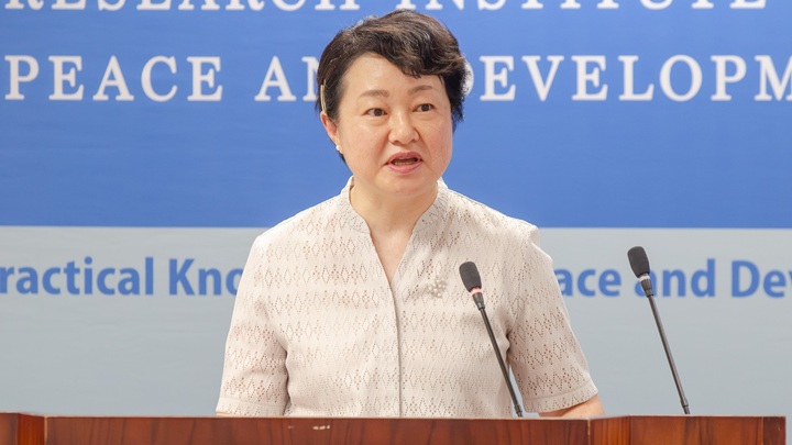 写真：開会のあいさつに立ったJICA緒方研究所の亀井温子副所長
