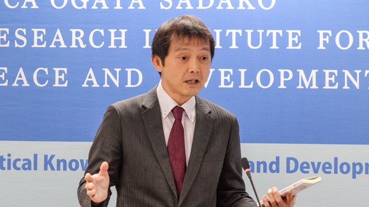 写真：閉会のあいさつに立ったJICA地球環境部の斎藤光範部長