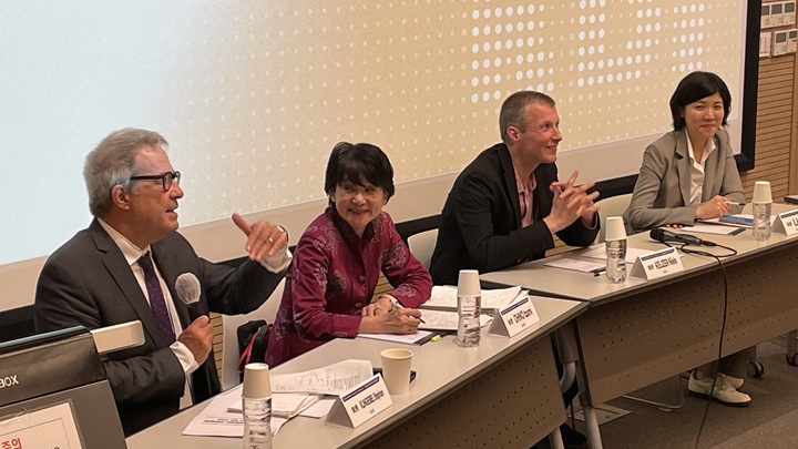 写真：韓国国際開発学会でのセッションに登壇したJICA緒方研究所の大野泉シニア・リサーチ・アドバイザー（左から2人目）