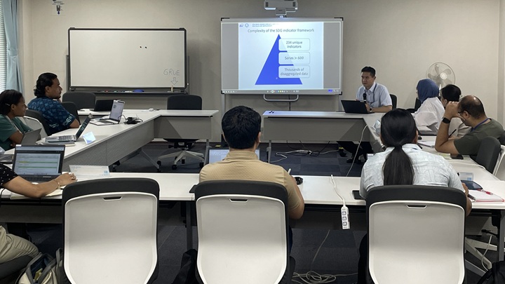 写真：SDGsモニタリングの実務者である研修員からさまざまな質問が寄せられ活発に議論