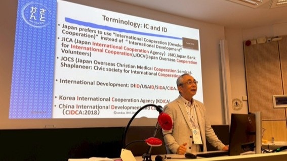 写真：JICA緒方研究所の佐藤寛客員研究員による発表