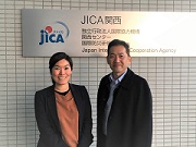 【写真】取締役　辻　喜勝さん、海外部主任　林　佐紀さん