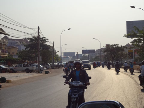 カンボジア最大の観光都市シェムリアップ市街を東西に貫く市内道路としても重要で、中心部は終日交通量が多い。