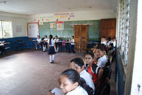 この協力で整備された学校（ClarisaCardenas）授業風景