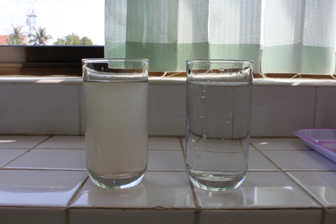 処理前の水（左：原水）と浄水処理後の水（右）。プノンペンでは、WHOの飲料水基準を満たした水道水を給水している。