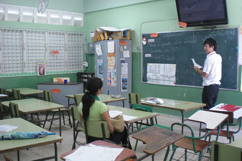 アト・デル・ジャケ校（愛称：Escuela Japón：日本学校、サンティアゴ市）で模擬授業を行う青年海外協力隊隊員
