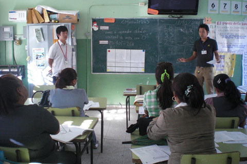 アト・デル・ジャケ校で模擬授業を行う青年海外協力隊隊員