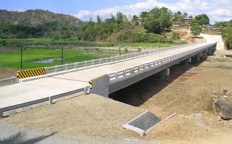 無償資金協力で建設された7橋梁のうちのAbas橋。